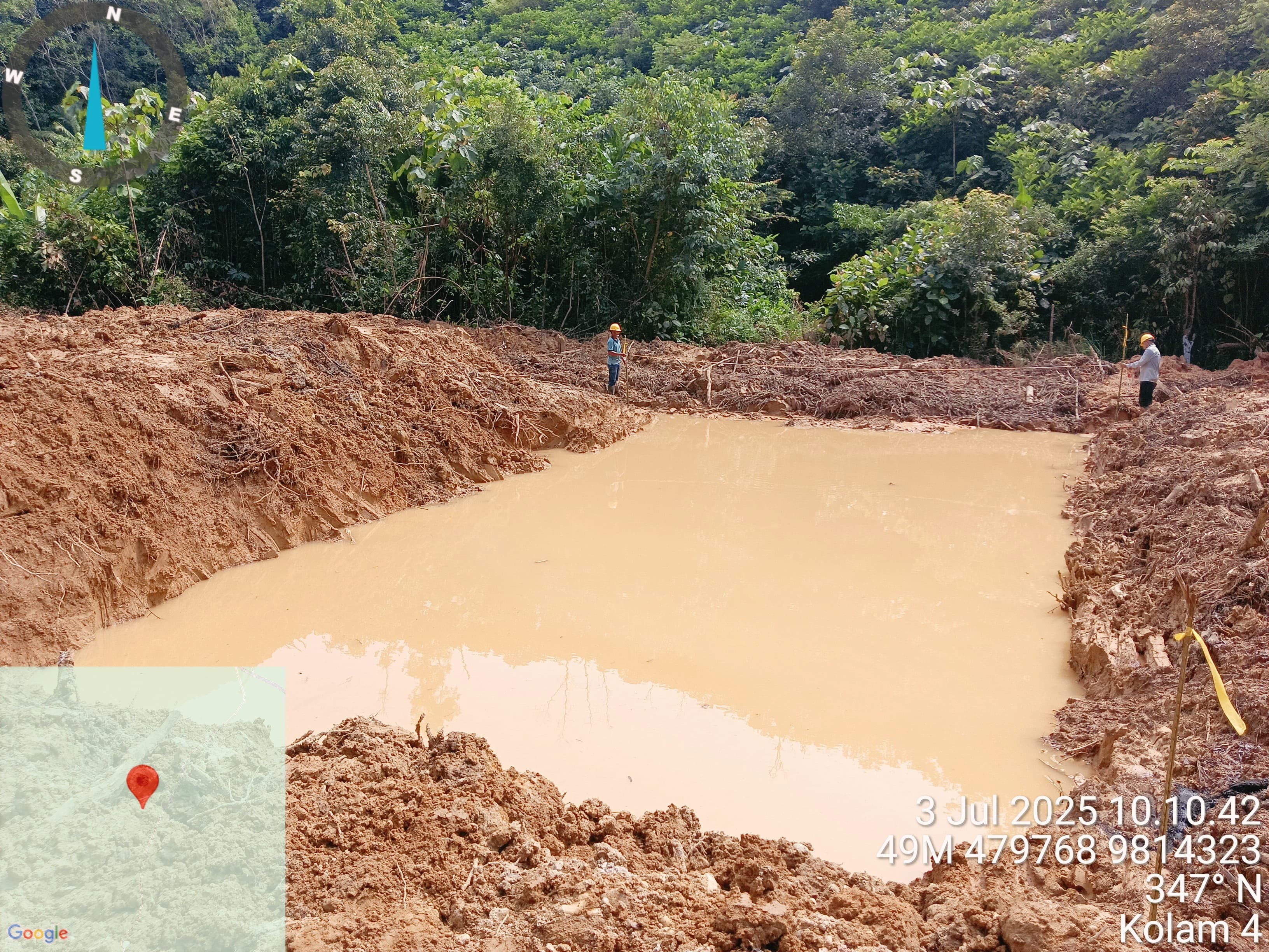 Tim PT Wana Hijau Pesaguan bersama warga Desa Beringin Rayo berfoto usai serah terima bantuan kolam budidaya ikan air tawar, Jumat (4/7/2025).